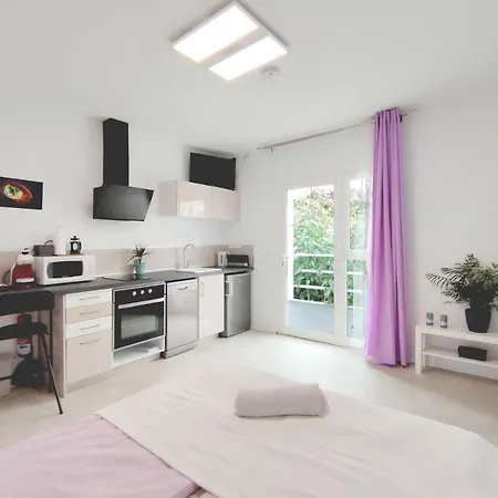 Fantastico With Balcony, Terrace, Air Conditioning And Free Parking, Ideal For Couples And Solo Travelers